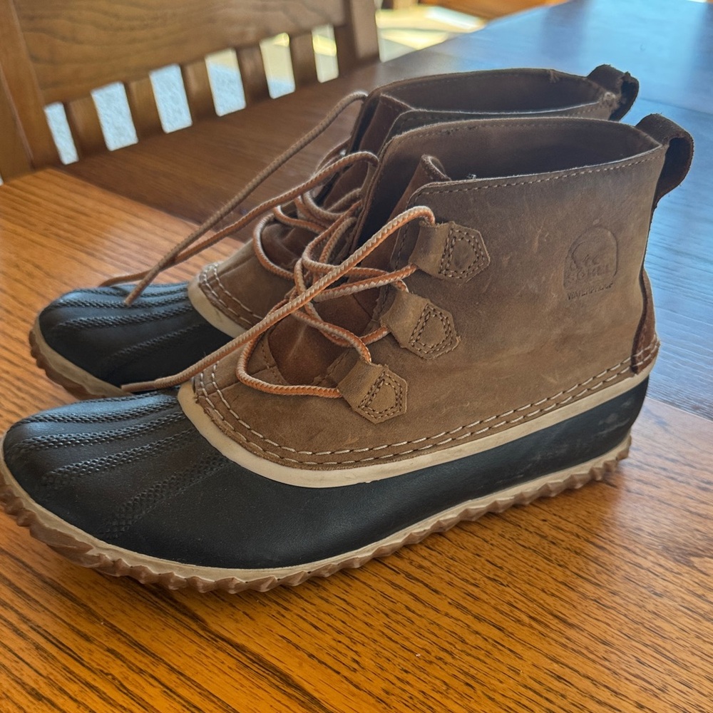 Sorel Two-Tone Lace-Up Boots size 7